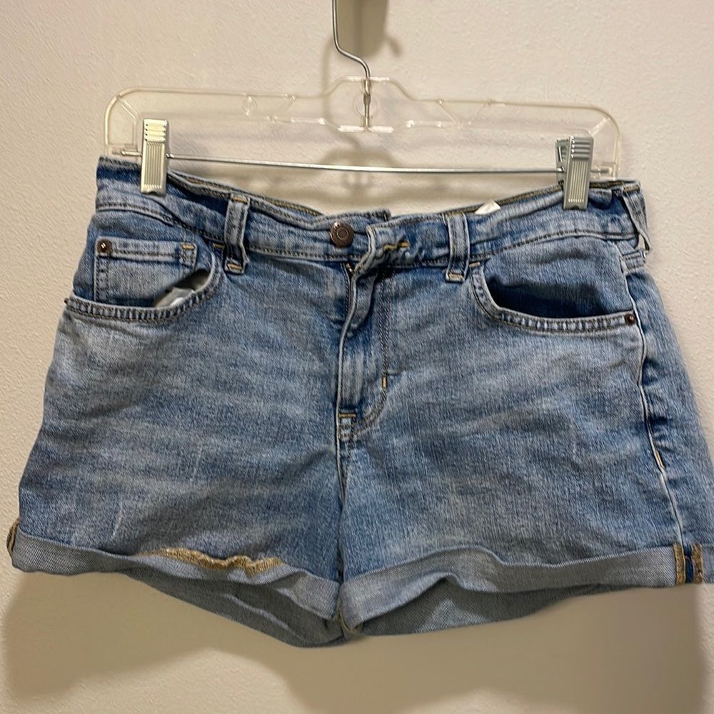 Old Navy Boyfriend Short clean aqua jean shorts with designs on the back pockets
